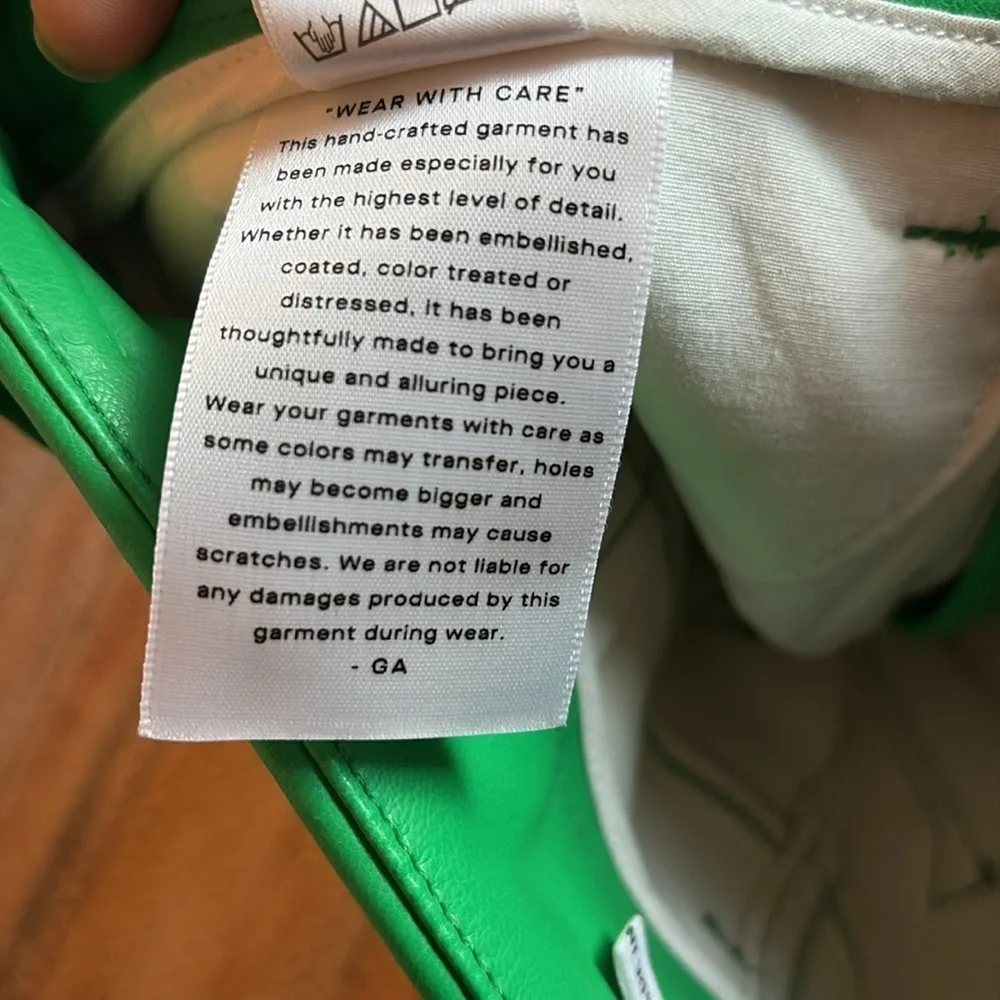 GOOD AMERICAN “Icon Fit” faux leather pants in Kelly green!
